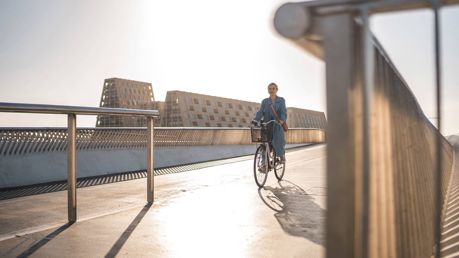 Kvinde på cykelbro